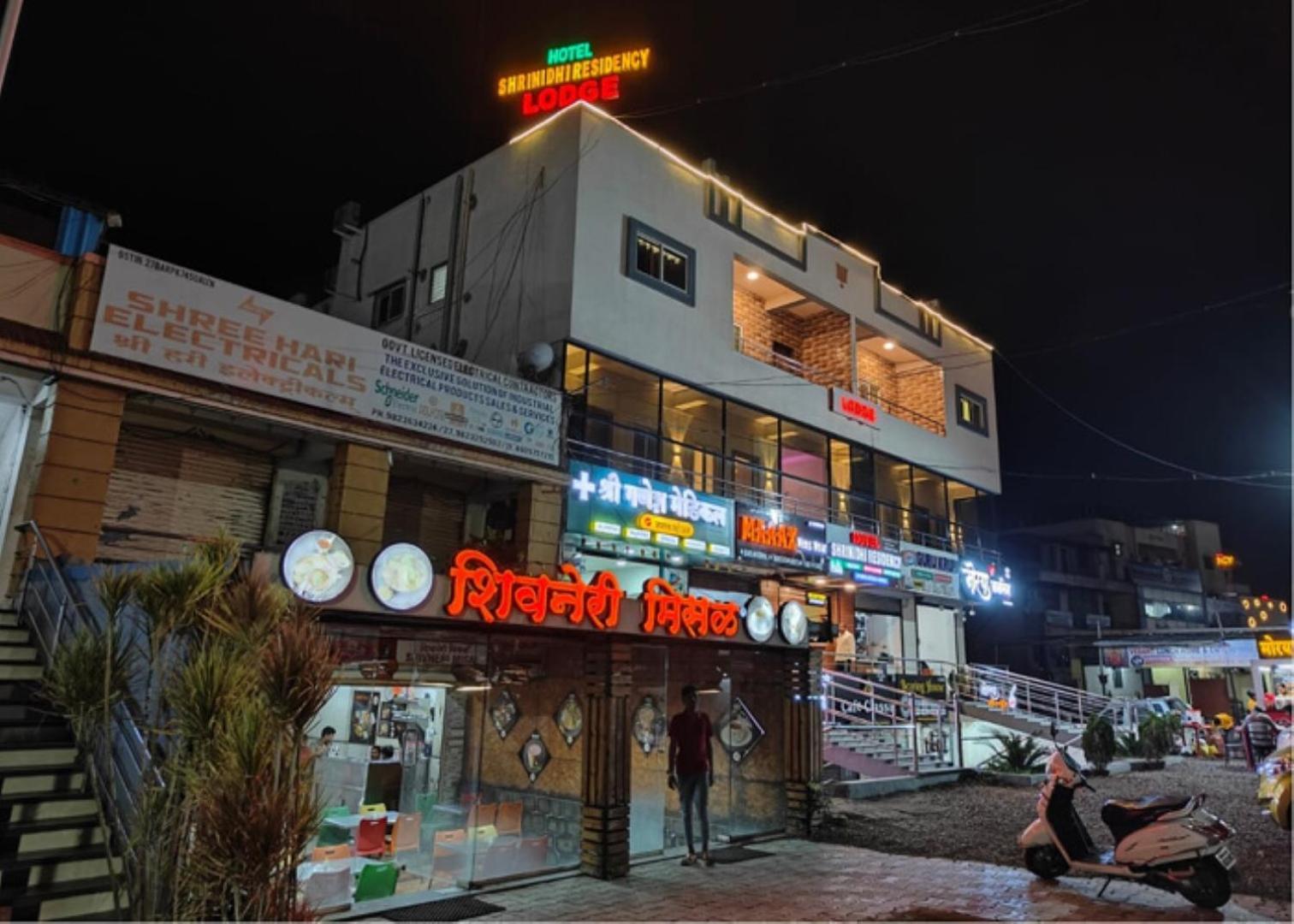 Shrinidhi Residency Pune Hotel Buitenkant foto